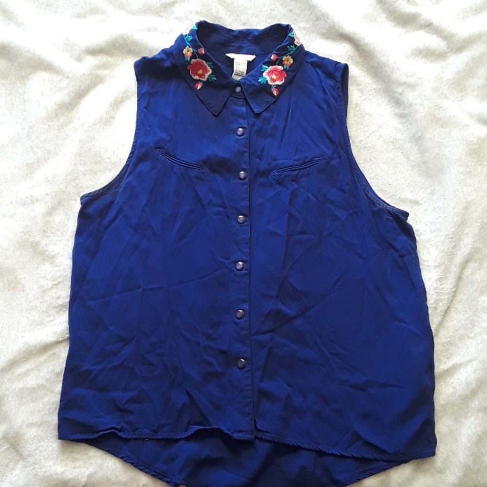 Button down sleeveless top with roses on collar